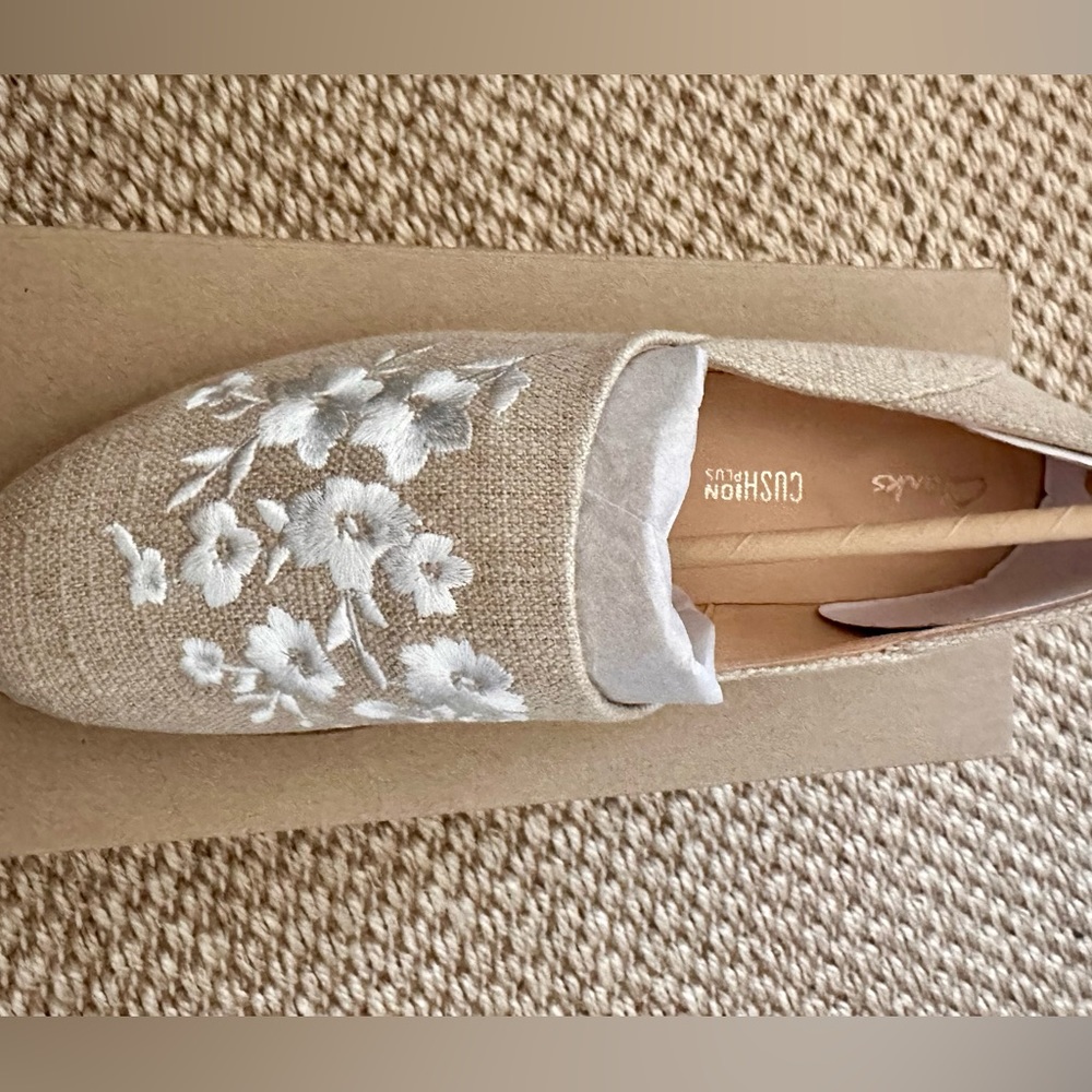 NWT Clarks Leather Embroidered Flats Size 6.5 - Picture 4 of 8